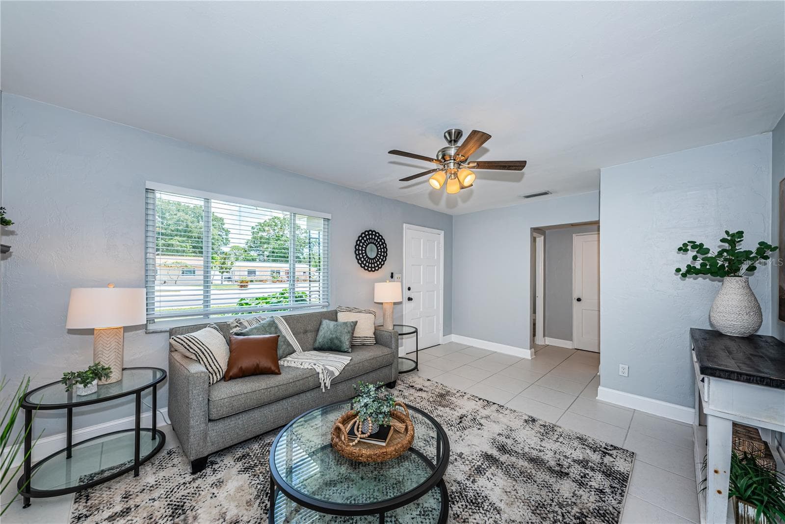 Spacious 17.5’x12.4’ Living Room - 262 40 AVE NE, ST PETERSBURG