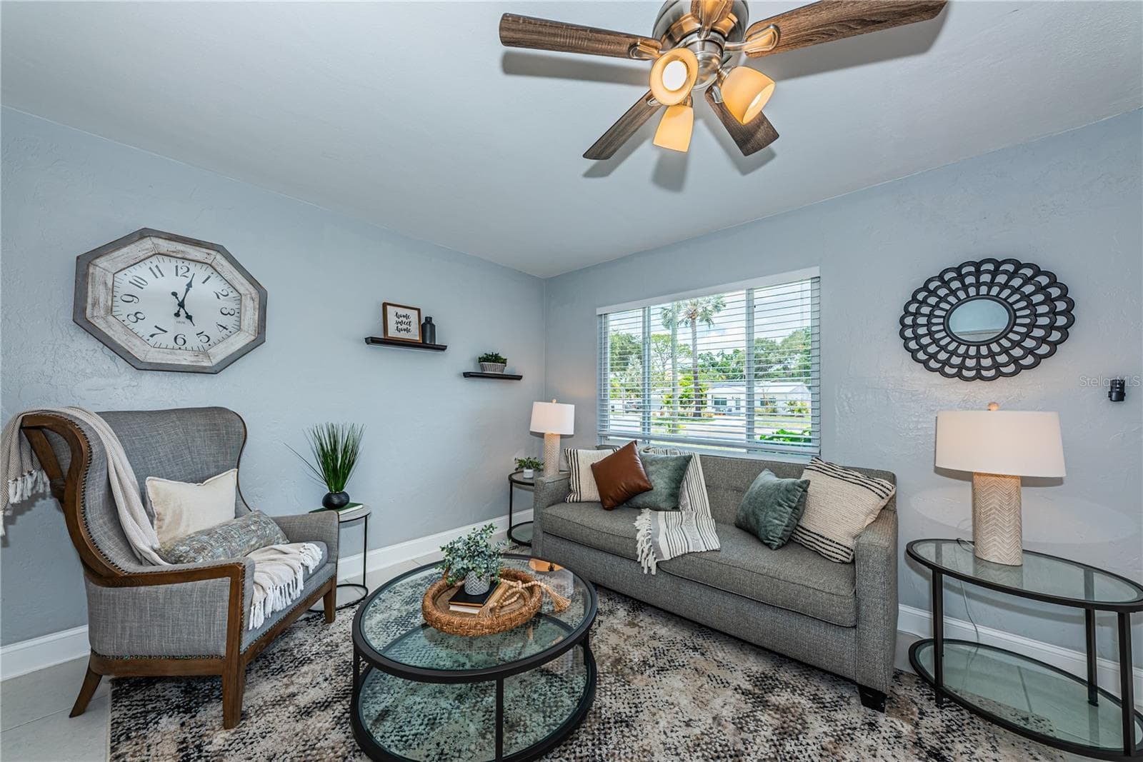 Spacious 17.5’x12.4’ Living Room - 262 40 AVE NE, ST PETERSBURG