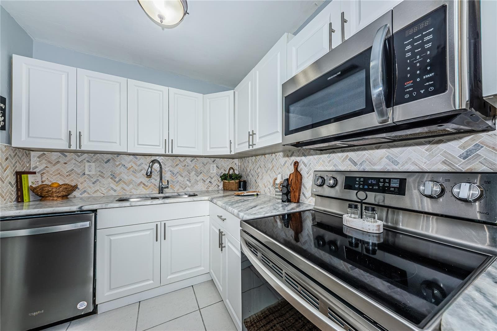 Beautiful Updated 14.6’x7.2’ Kitchen - 262 40 AVE NE, ST PETERSBURG