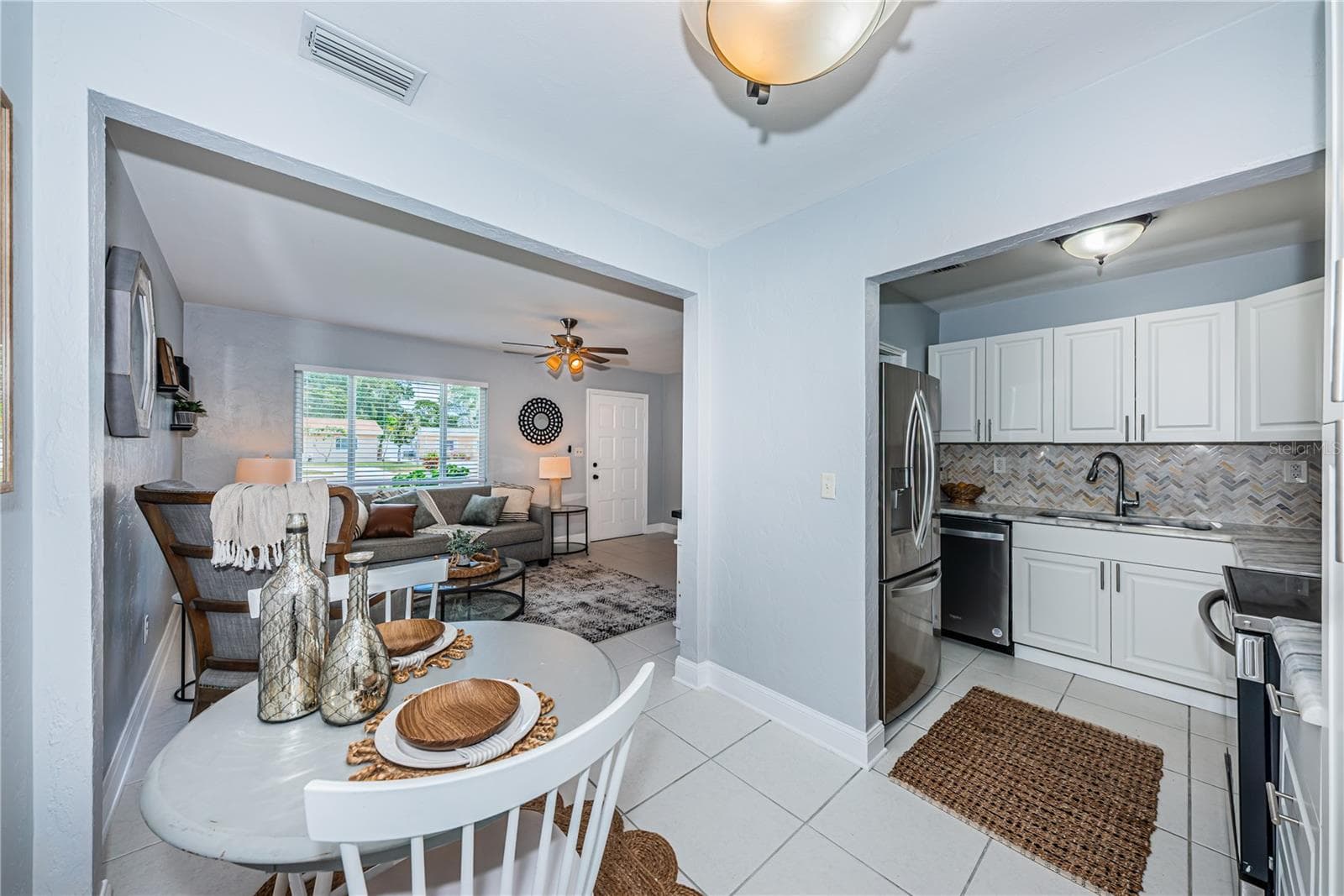 Kitchen and Eat-in area right off the Living Room - 262 40 AVE NE, ST PETERSBURG