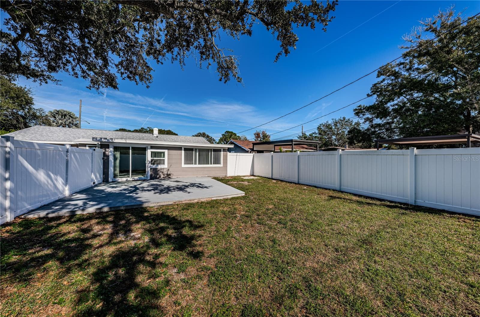 Spacious Fully Fenced Family Yard and Patio - 262 40 AVE NE, ST PETERSBURG