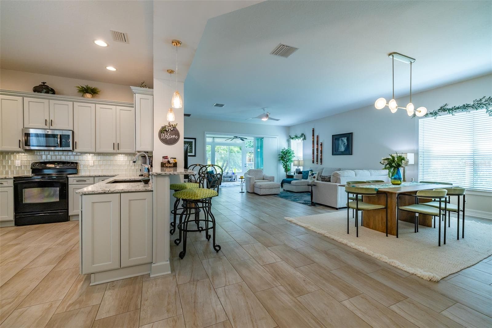 Single Family Residence at 15818 COBBLE MILL DR, WIMAUMA, photo 15 of 97