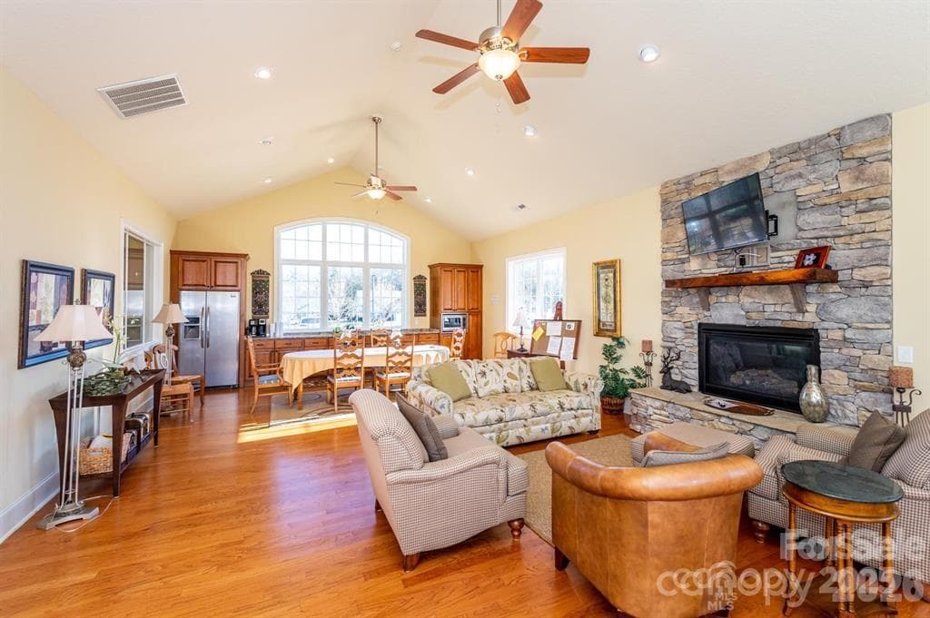 Glubhouse gathering room - Hendersonville