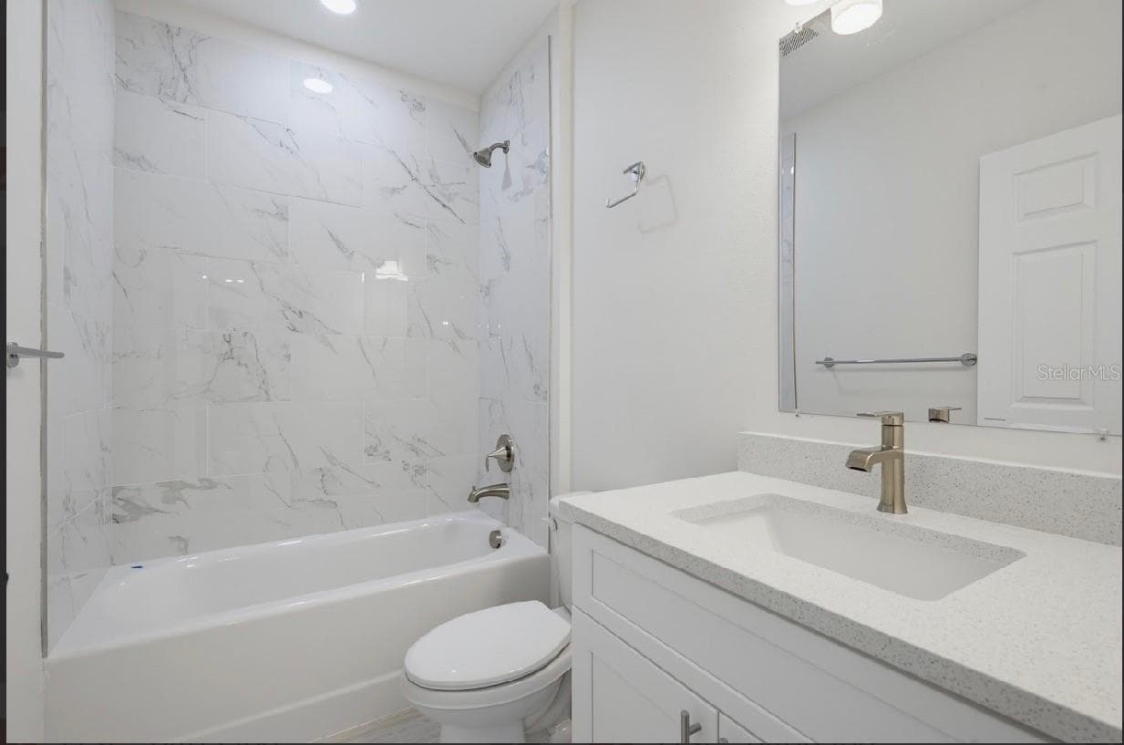 Bath 2 - 995 9TH AVE, DELAND