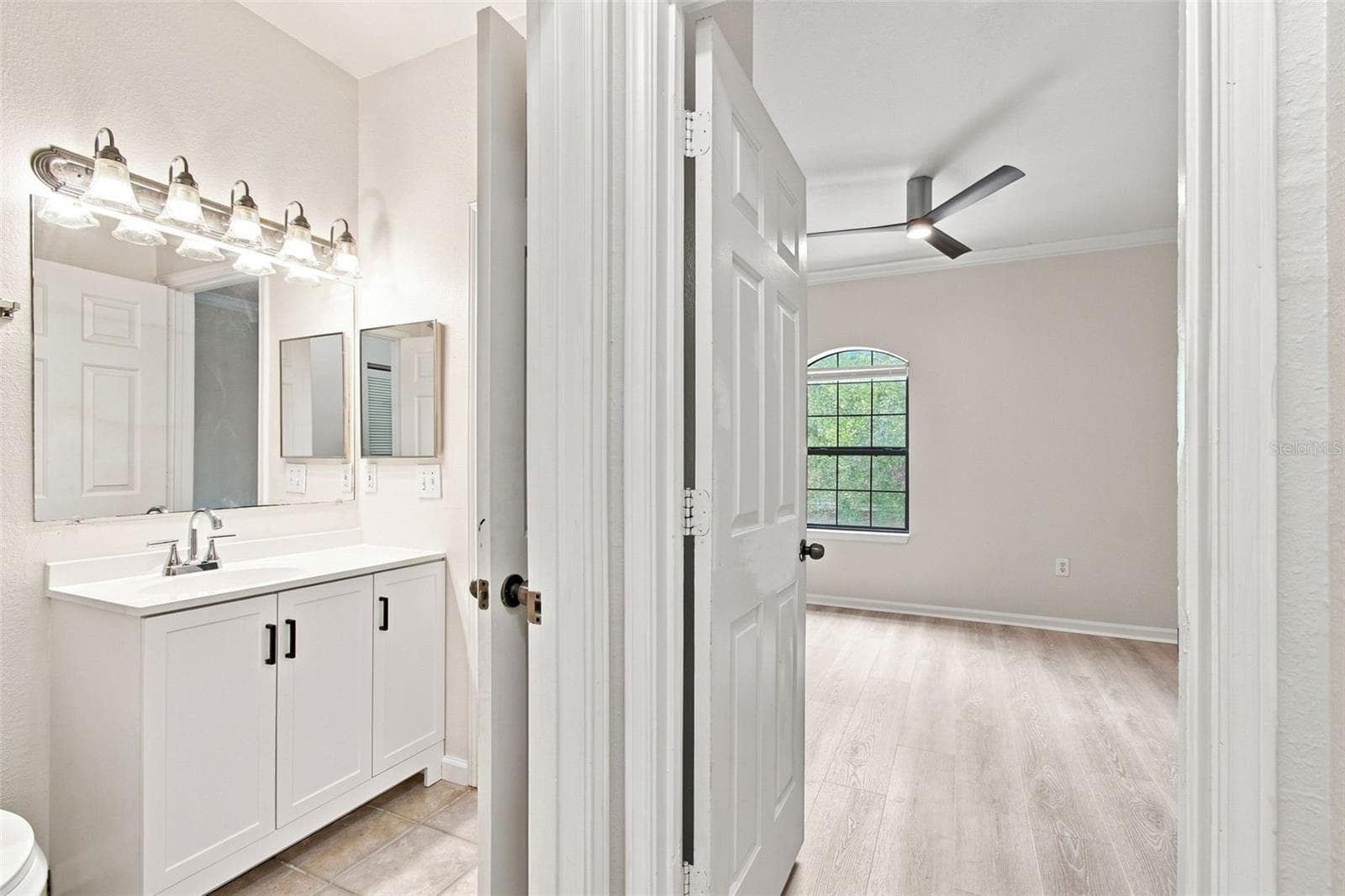 Guest bath from hallway - 2151 CHIANTI PL #12-122, PALM HARBOR