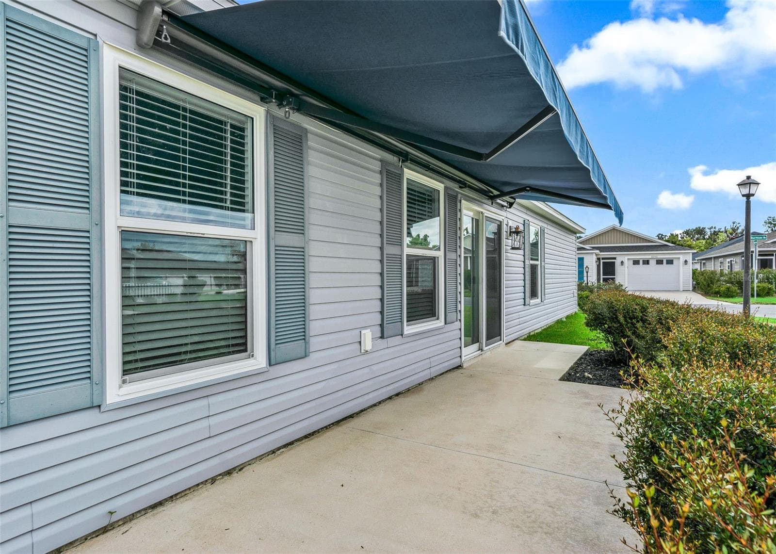 Patio with Retractable Awning - 3250 SHERFINSKI AVE, THE VILLAGES