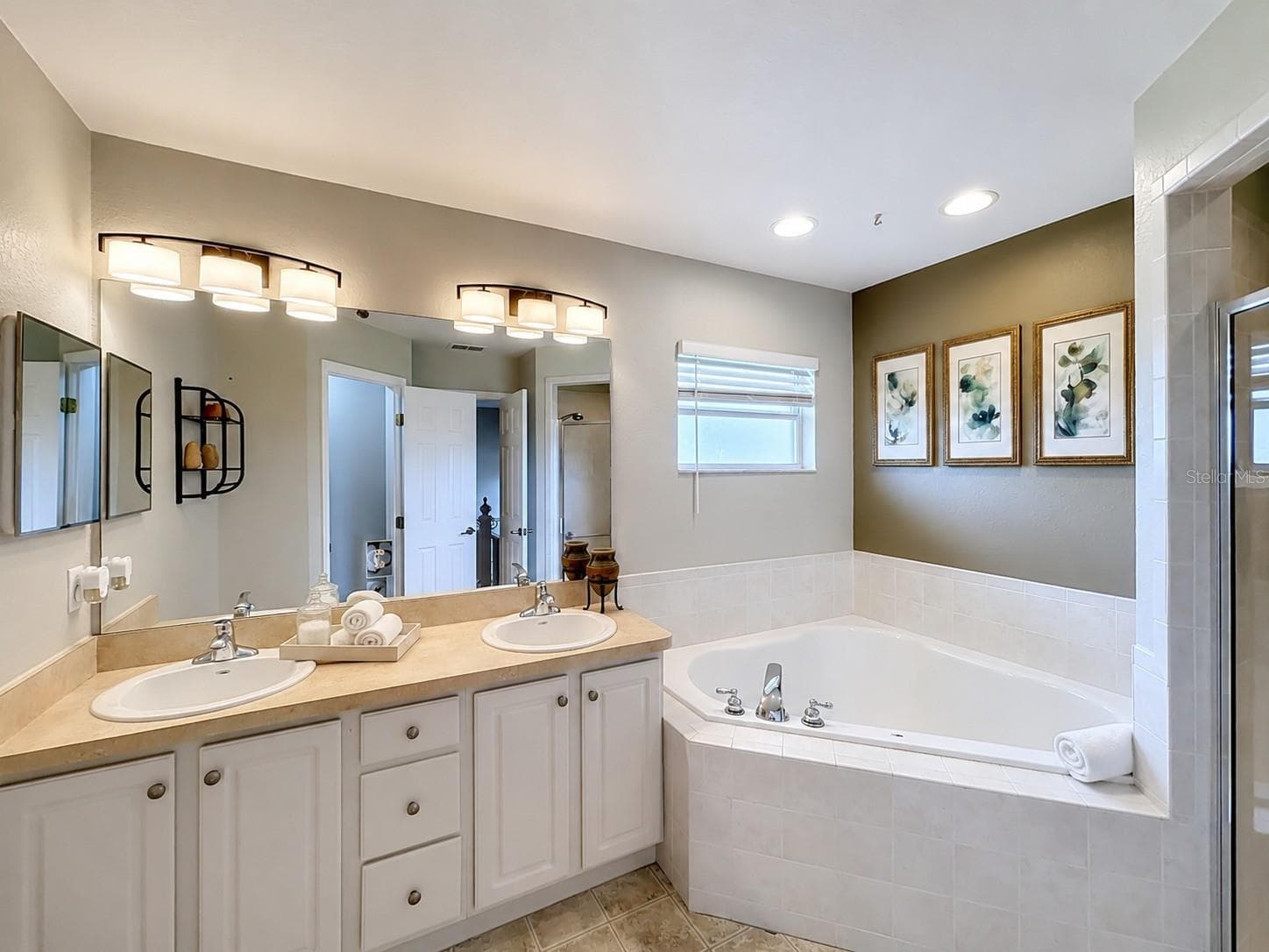 Master bedroom suite with walk in shower and garden tub - 18030 BAYAMON AVE, POLK CITY