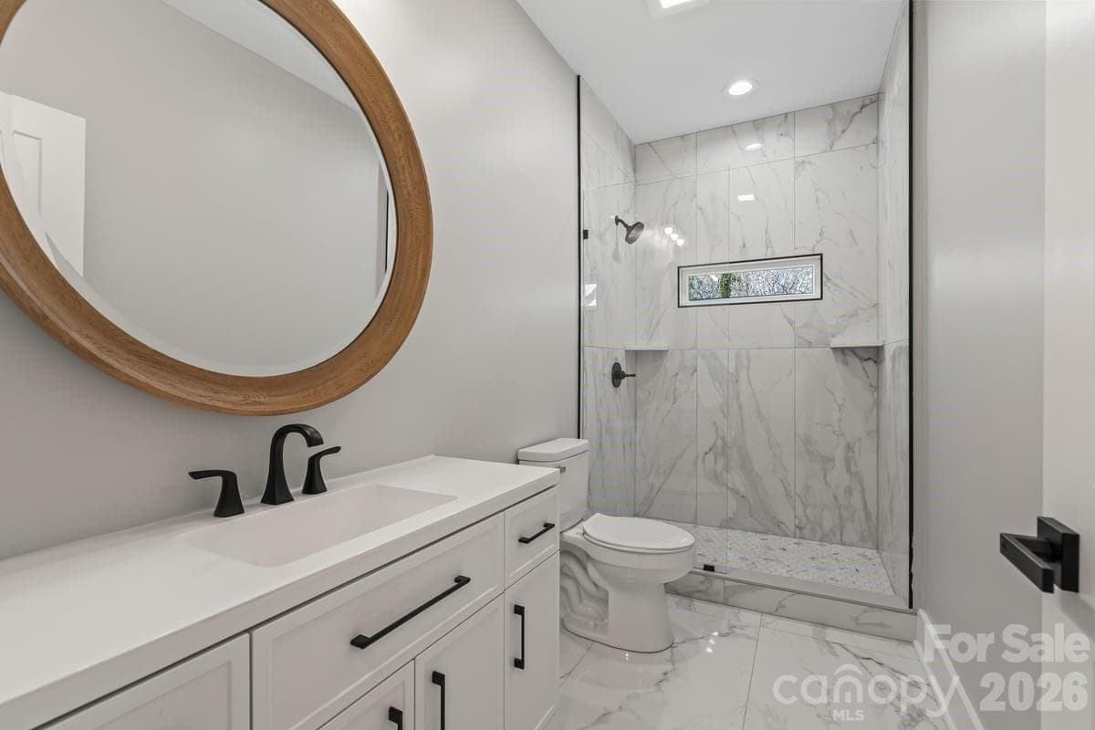 First floor full bathroom - 543 30th Avenue NW, Hickory