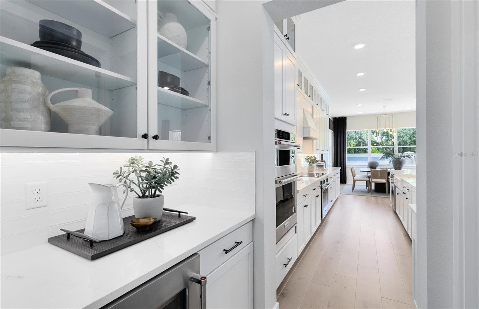 Actual home photo. Colors, finishes, textures and options may appear differently in person due to variations in monitors and viewing devices. - 16920 LONE OAK CIRCLE, ORLANDO