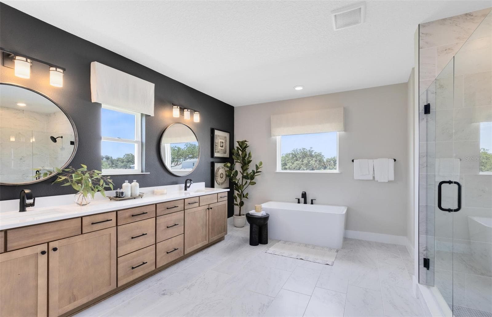 Actual home photo. Colors, finishes, textures and options may appear differently in person due to variations in monitors and viewing devices. - 16920 LONE OAK CIRCLE, ORLANDO