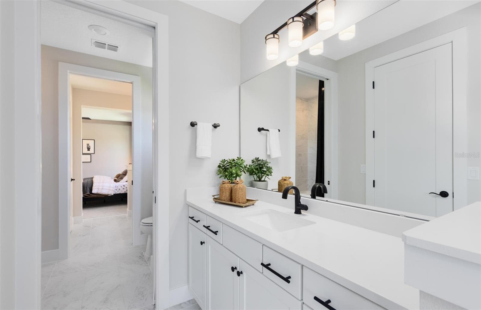 Actual home photo. Colors, finishes, textures and options may appear differently in person due to variations in monitors and viewing devices. - 16920 LONE OAK CIRCLE, ORLANDO