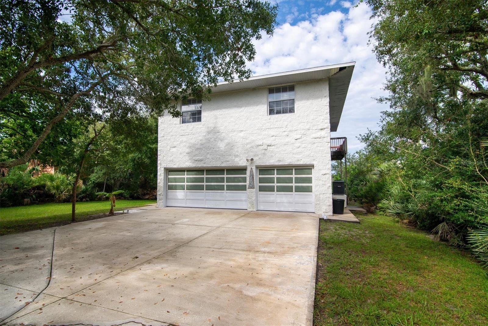 Front of the house from driveway - 1835 OAK PL, FLAGLER BEACH