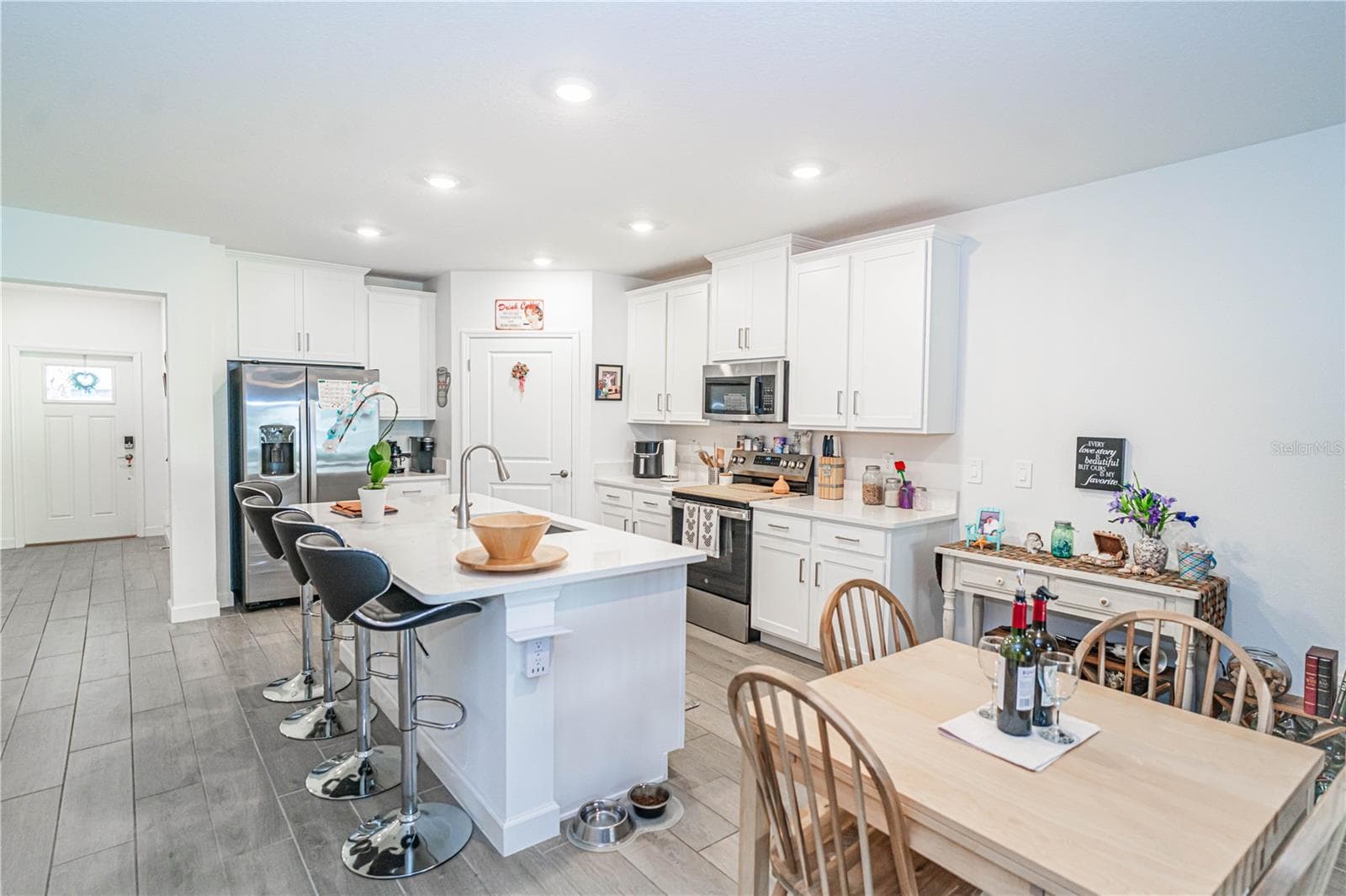 Modern and spacious kitchen with quartz countertops and stainless appliances - 10857 RUSTIC EVE CT, LAND O LAKES