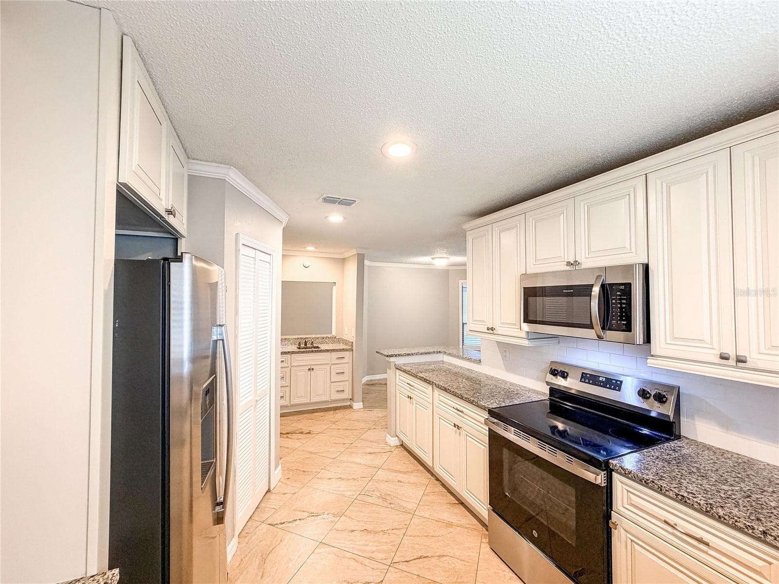 Kitchen - 9542 PEBBLE GLEN AVE, TAMPA