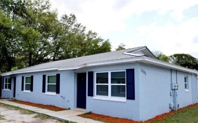 1703 BIRCHWOOD CIR