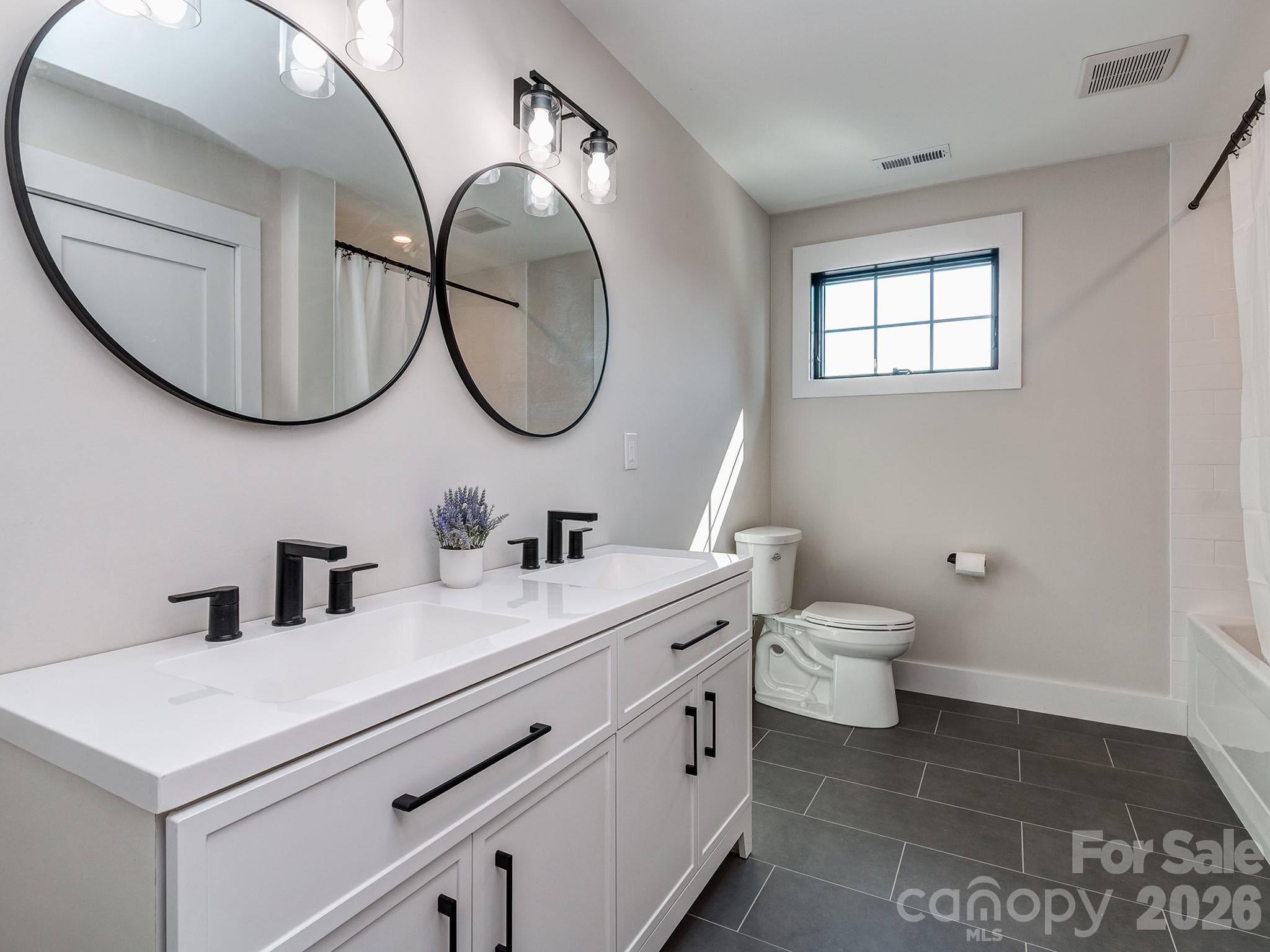 Second floor full bath - 4899 Moonlite Bay Drive, Sherrills Ford