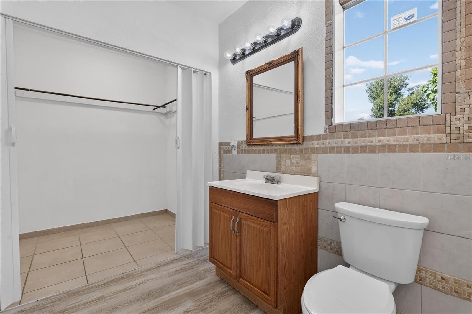 Primary bathroom/walk in closet - 208 PALMYRA DR, ORLANDO
