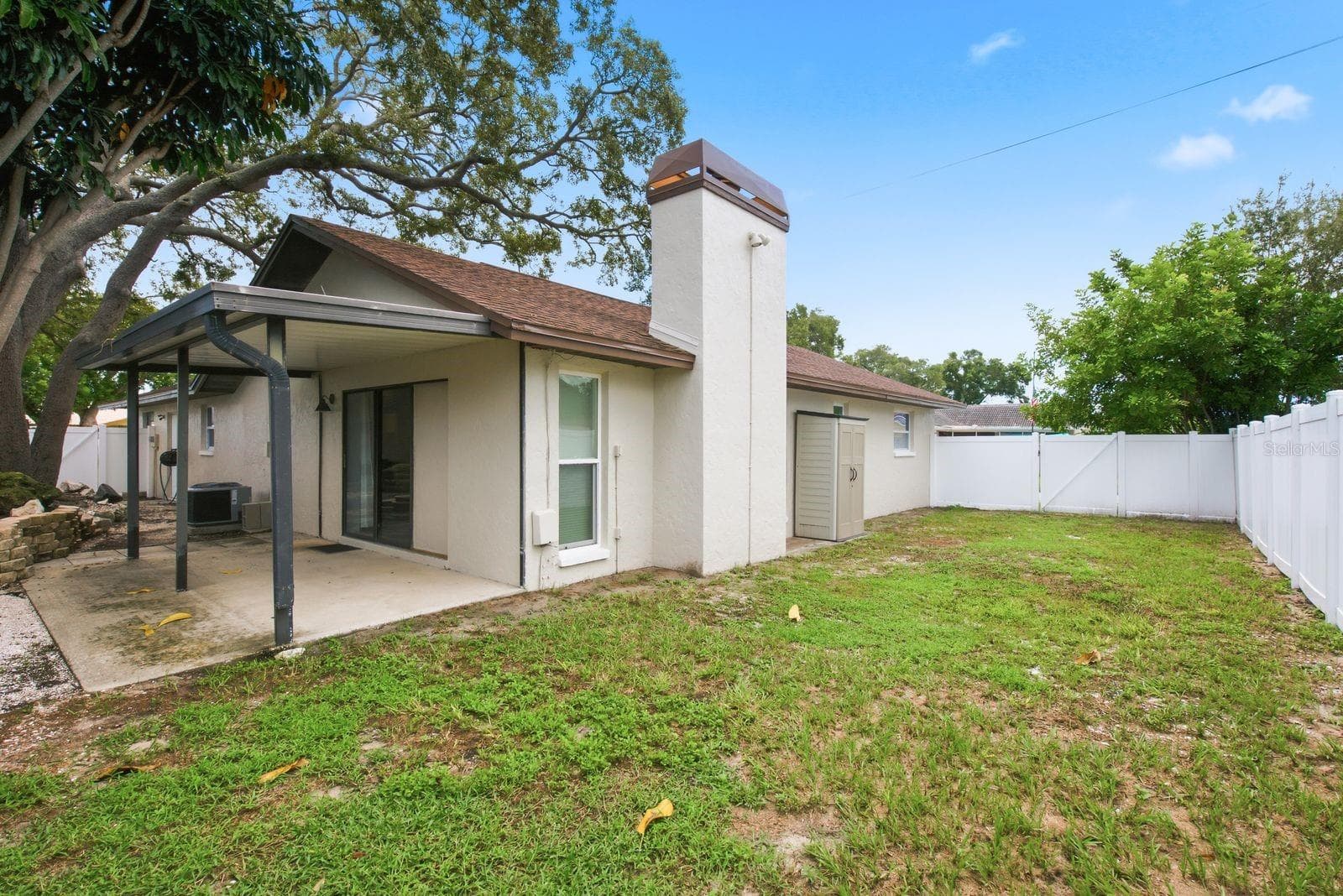 Plenty of space for pets, play or entertaining. - 12620 115TH ST, LARGO