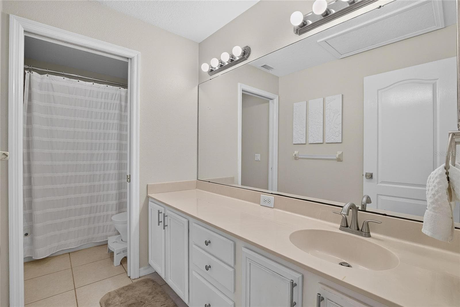 Upstairs full bath with spacious vanity, abundant cabinetry and tub/shower combination. - 10807 SIERRA VISTA PL, TAMPA