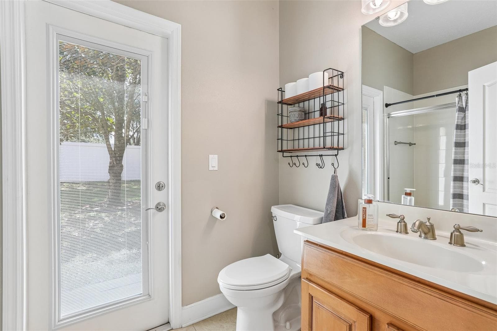 Second full bath, en-suite and backyard. access - 2431 PONKAN SUMMIT DR, APOPKA
