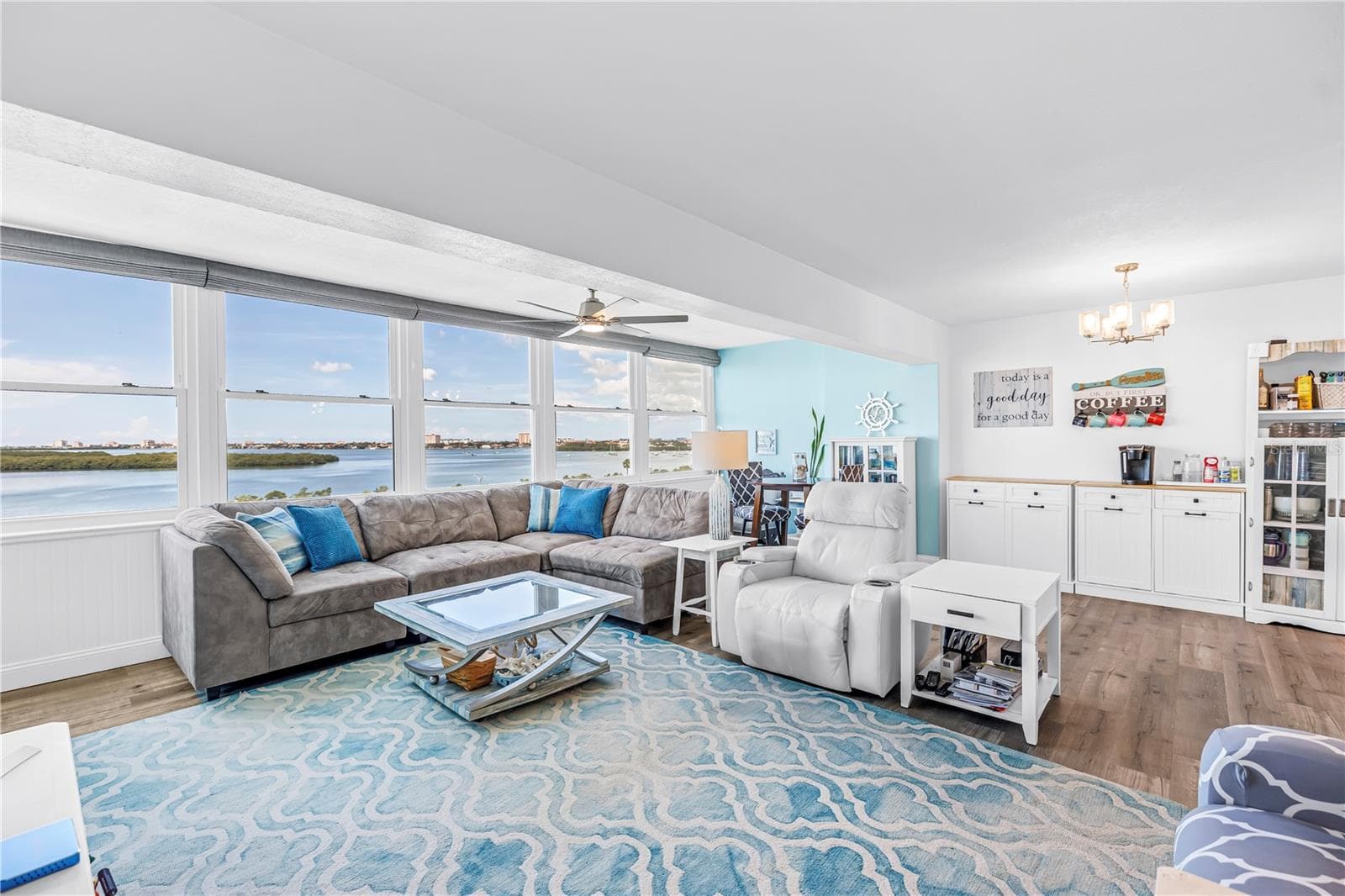 Interior living space - 7200 SUNSHINE SKYWAY LN S #8B, ST PETERSBURG