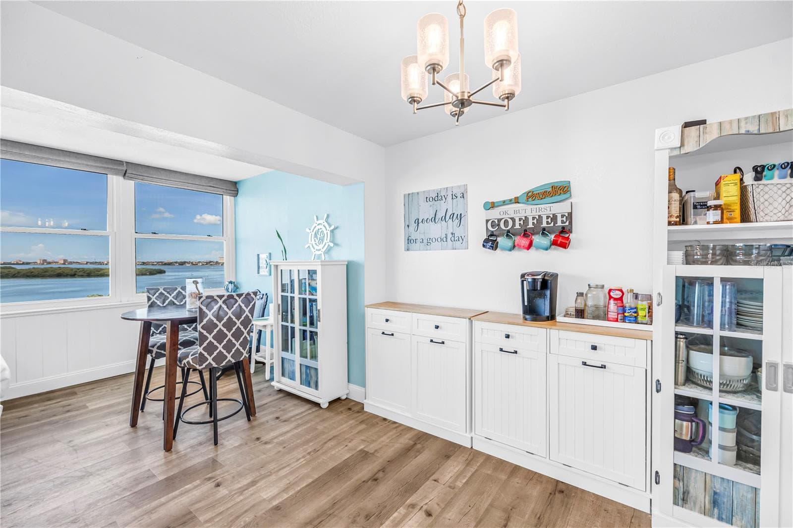 Informal dining with a view - 7200 SUNSHINE SKYWAY LN S #8B, ST PETERSBURG