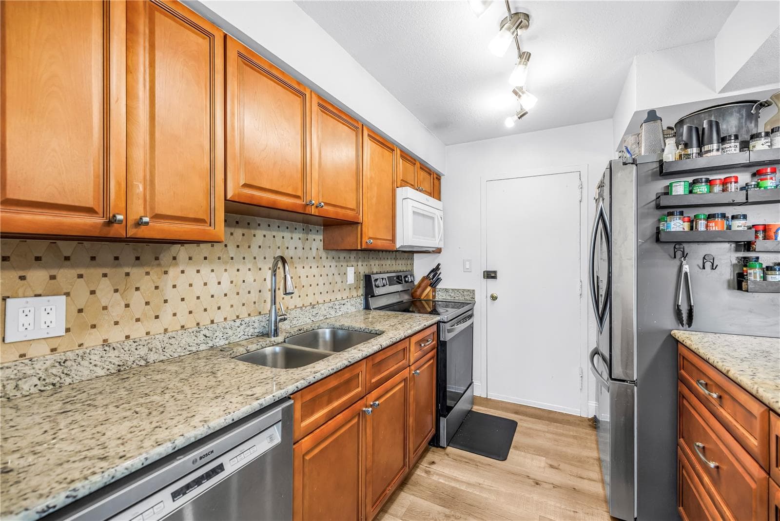 Kitchen - 7200 SUNSHINE SKYWAY LN S #8B, ST PETERSBURG
