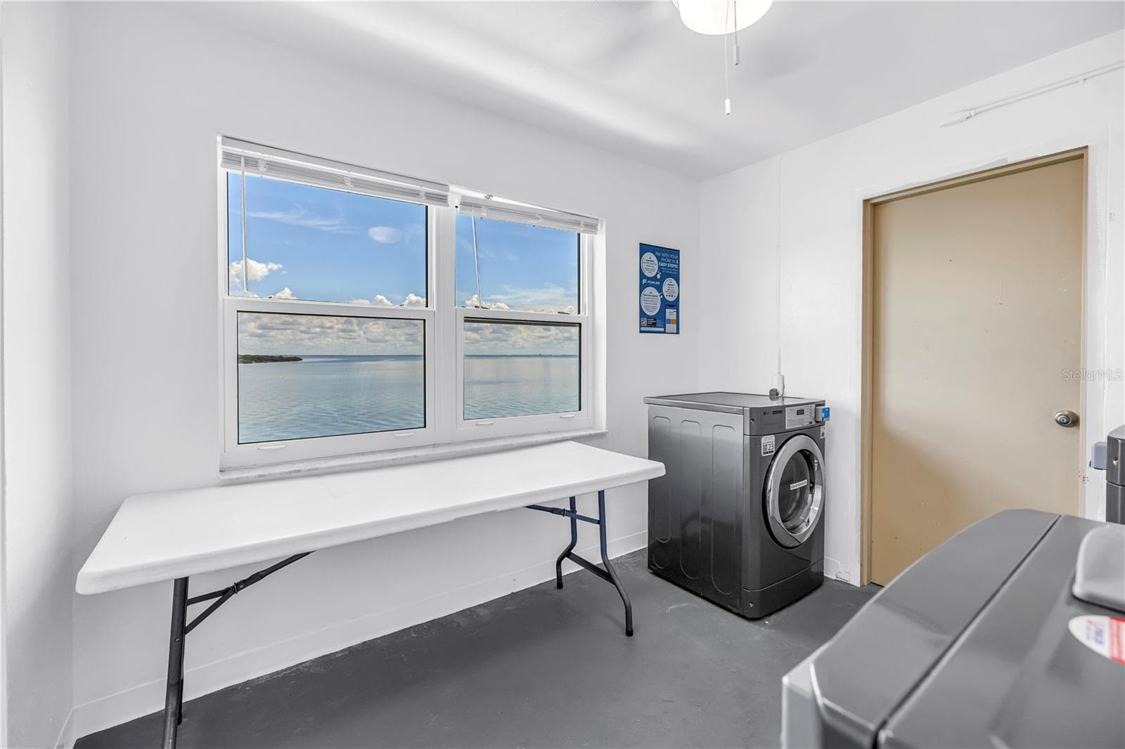 Enjoy the view while doing laundry - 7200 SUNSHINE SKYWAY LN S #8B, ST PETERSBURG