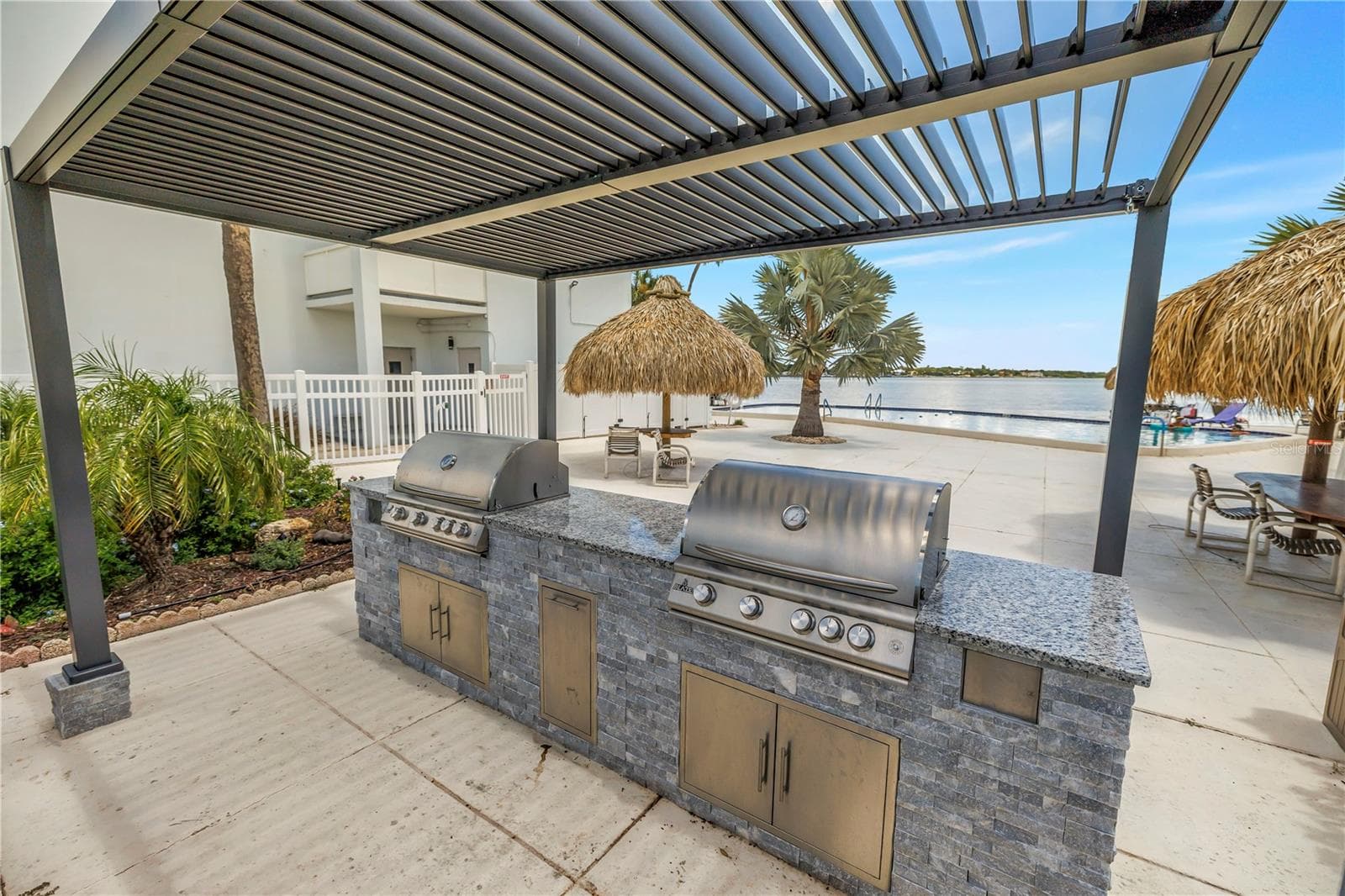 Outdoor grills - 7200 SUNSHINE SKYWAY LN S #8B, ST PETERSBURG