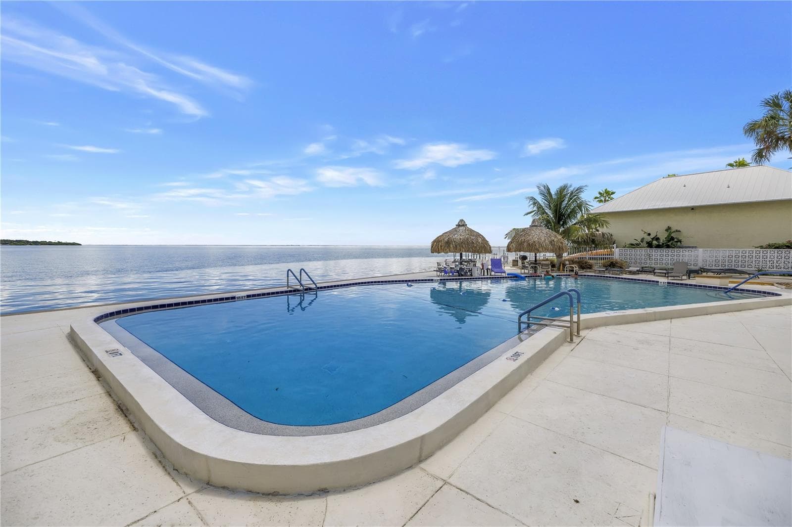 Waterfront pool - 7200 SUNSHINE SKYWAY LN S #8B, ST PETERSBURG