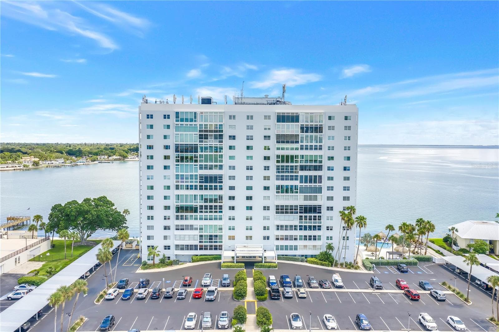 View of building & parking lot - 7200 SUNSHINE SKYWAY LN S #8B, ST PETERSBURG