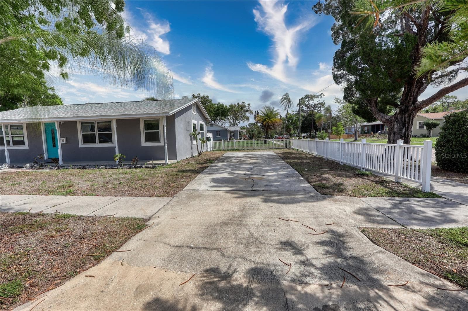 Expansive driveway - 116 44TH ST S, ST PETERSBURG