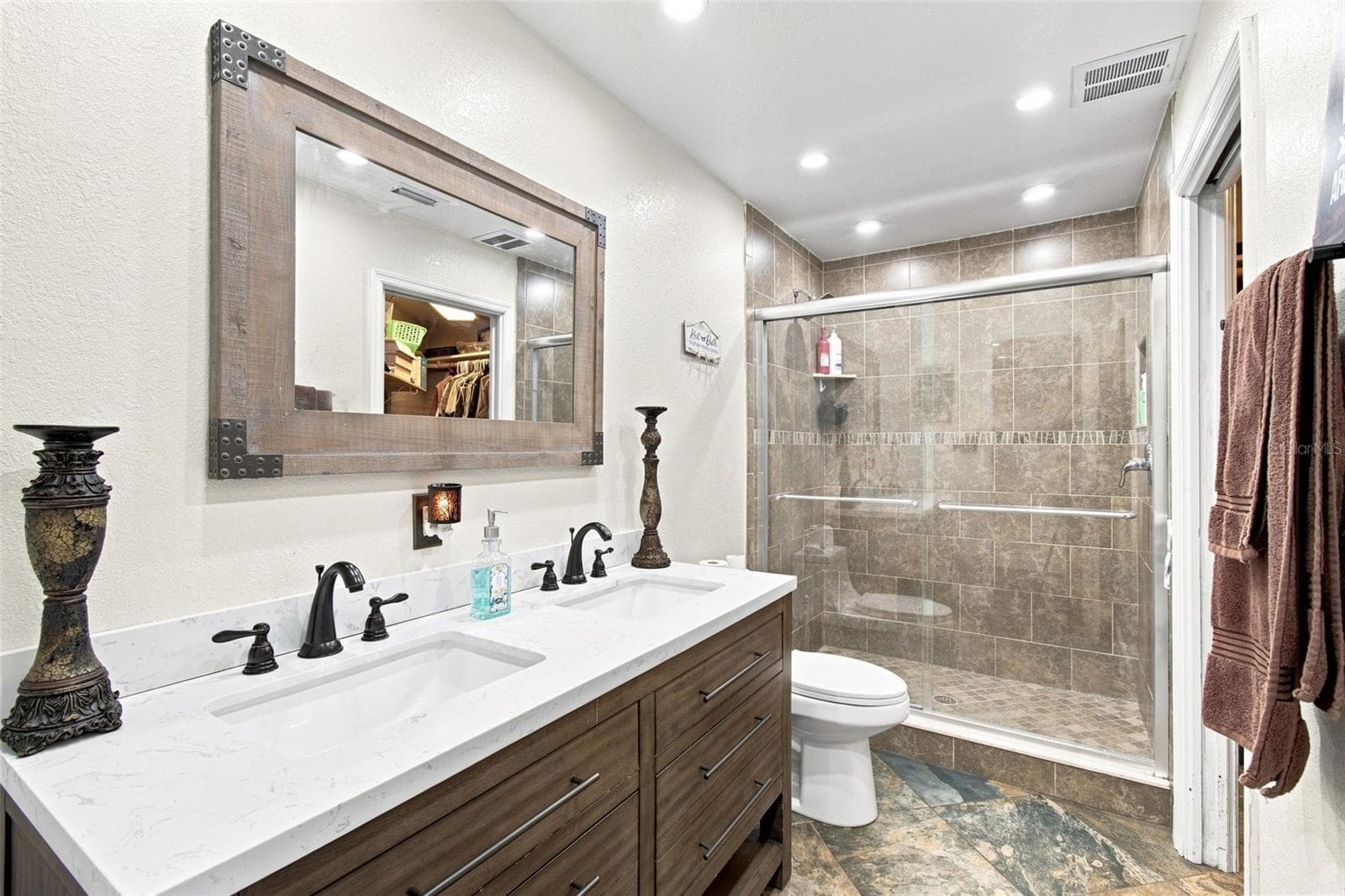 bathroom across from kitchen - 2219 NEW JERSEY RD, LAKELAND