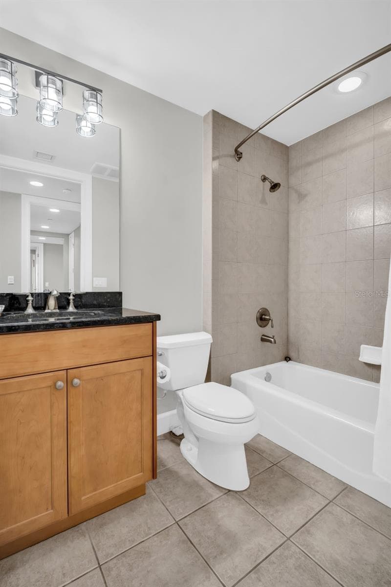 Ensuite Guest Bath with Tub/Shower - 300 BEACH DR NE #2604, ST PETERSBURG