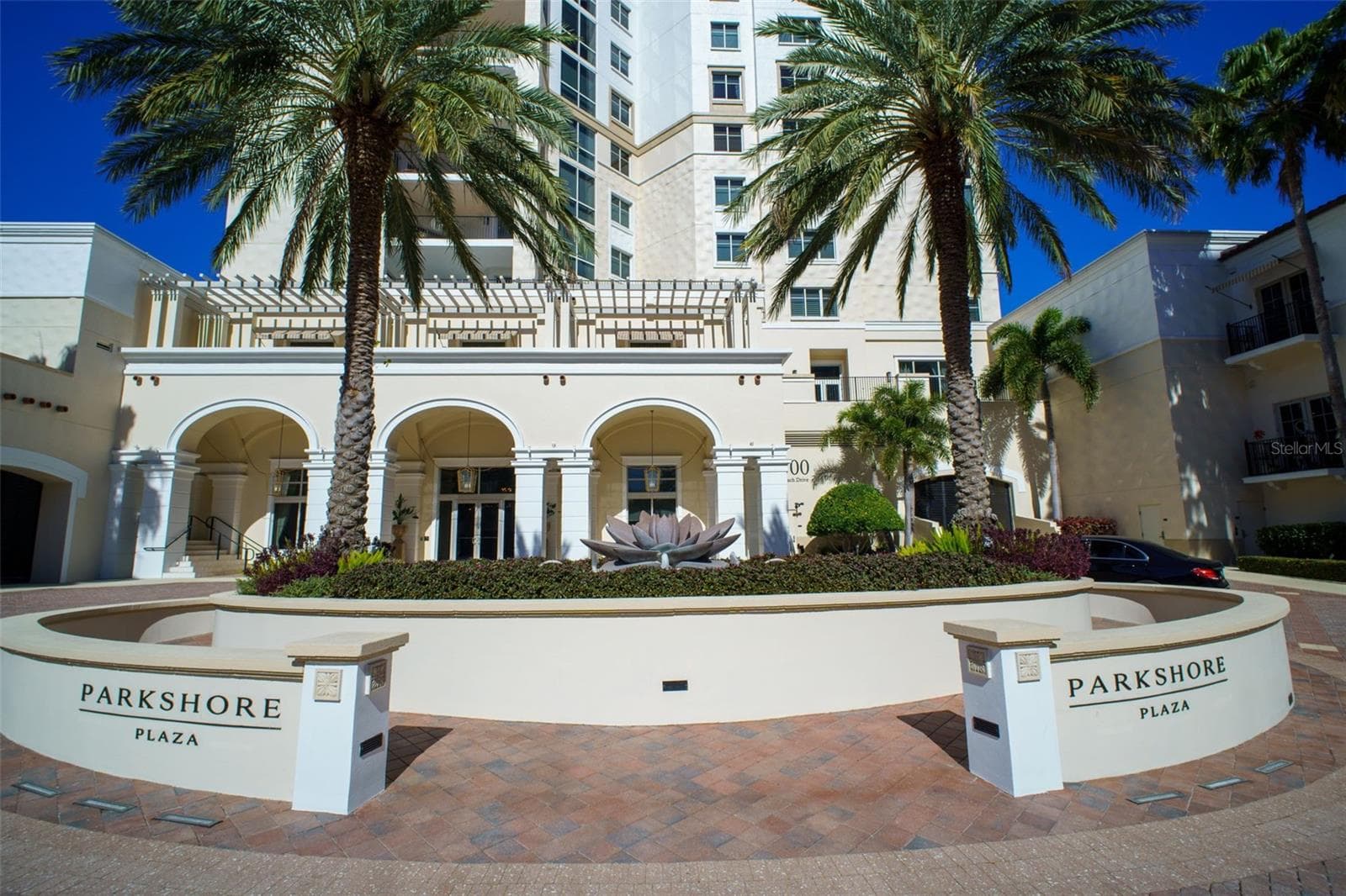 Grand Exterior Entry Greets you Upon Your Arrival - 300 BEACH DR NE #2604, ST PETERSBURG