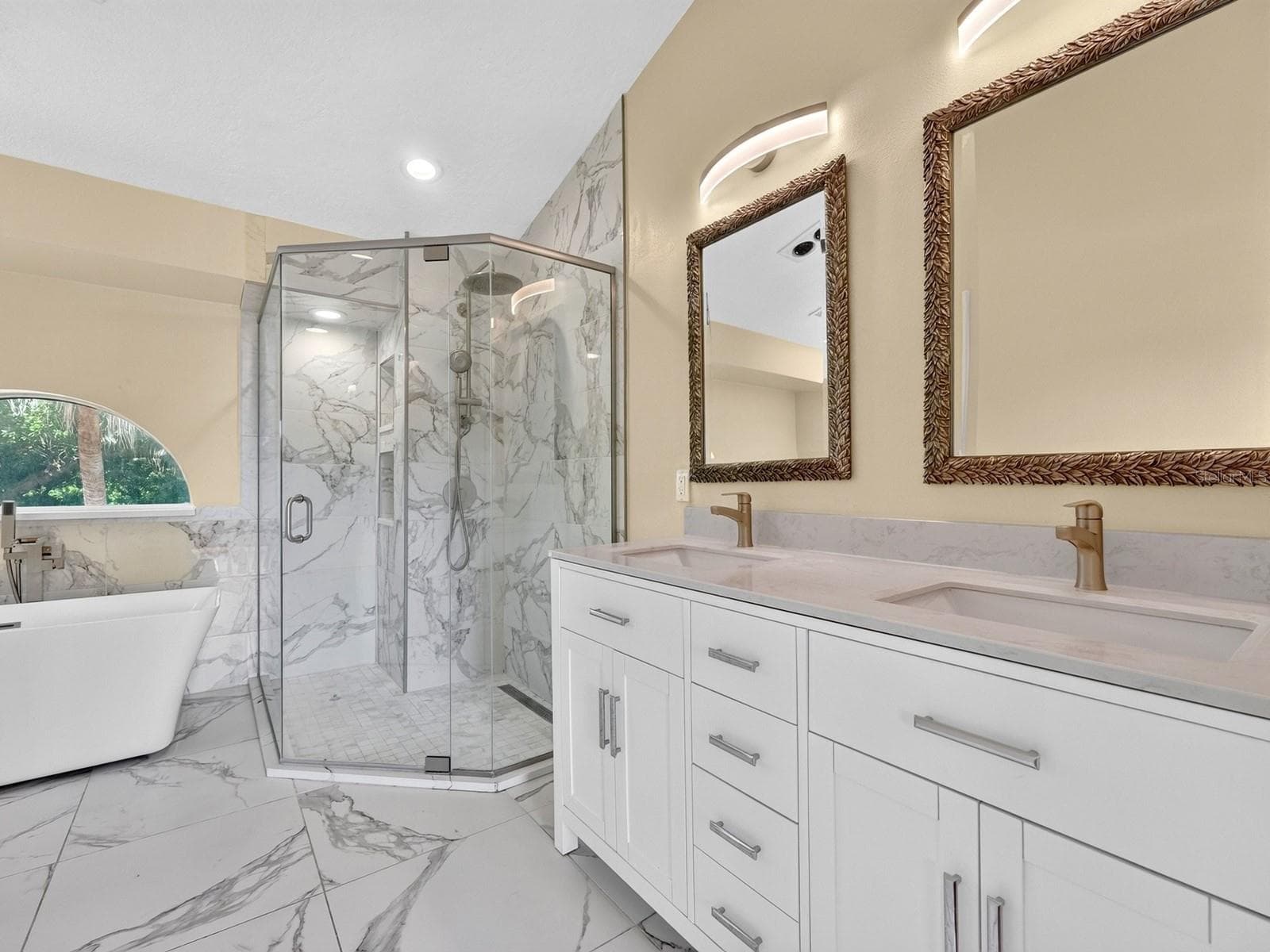 Master bath - 1625 ABRAMS RD, EUSTIS