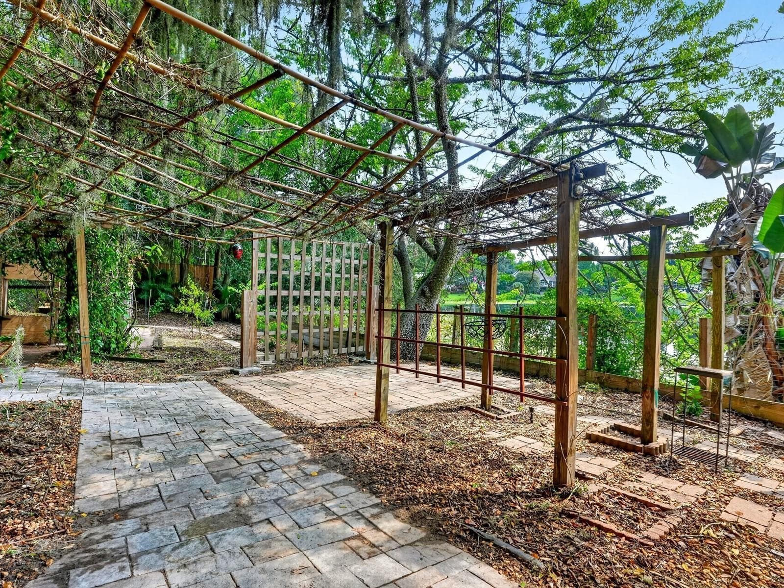 Lakeside garden retreat - 1625 ABRAMS RD, EUSTIS