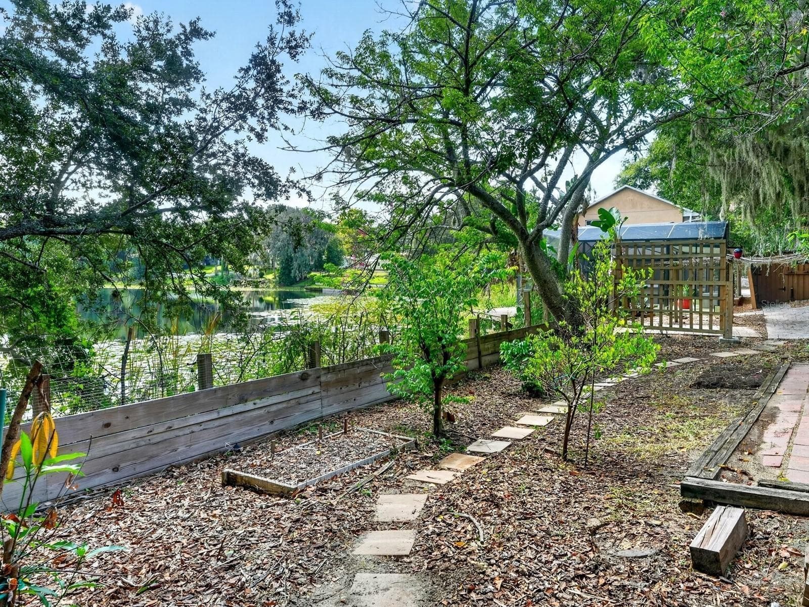 Side yard overlooking the lake - 1625 ABRAMS RD, EUSTIS