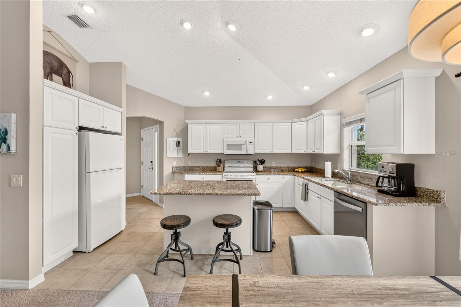Lovely white cabinets with granite counters! - 17198 SE 84TH KNIGHT AVE, THE VILLAGES