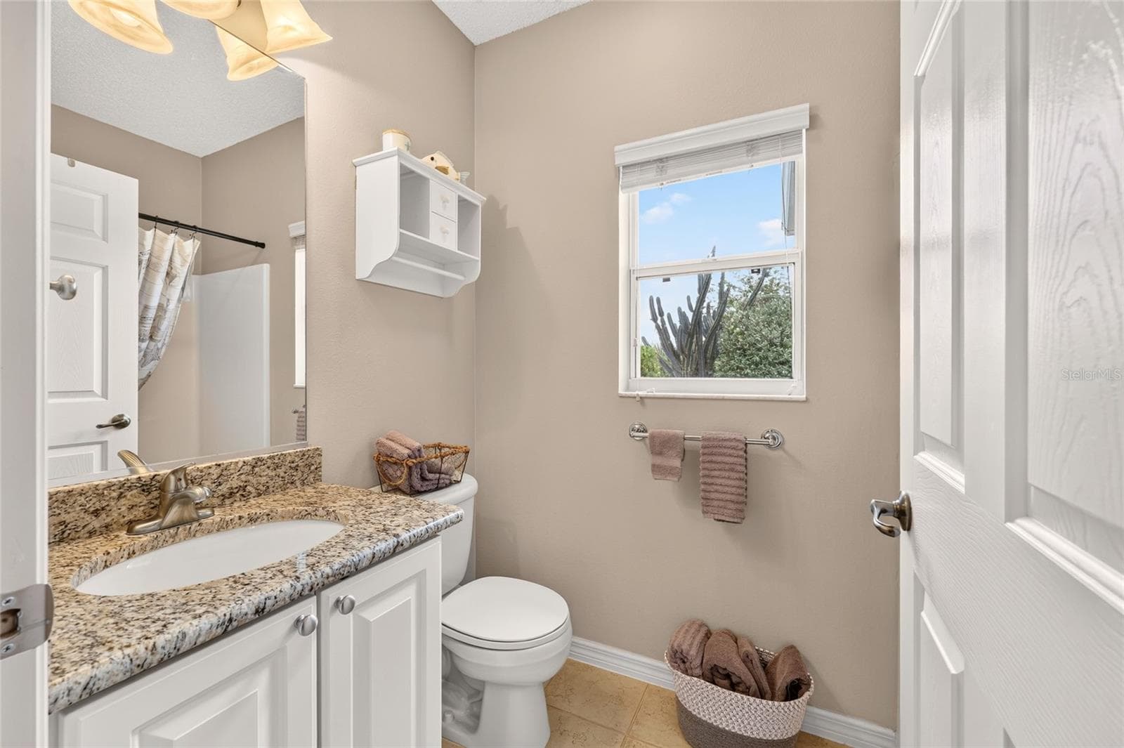 Guest bathroom - conveniently located across the hall from the guest bedrooms and right by the entrance into the garage! - 17198 SE 84TH KNIGHT AVE, THE VILLAGES