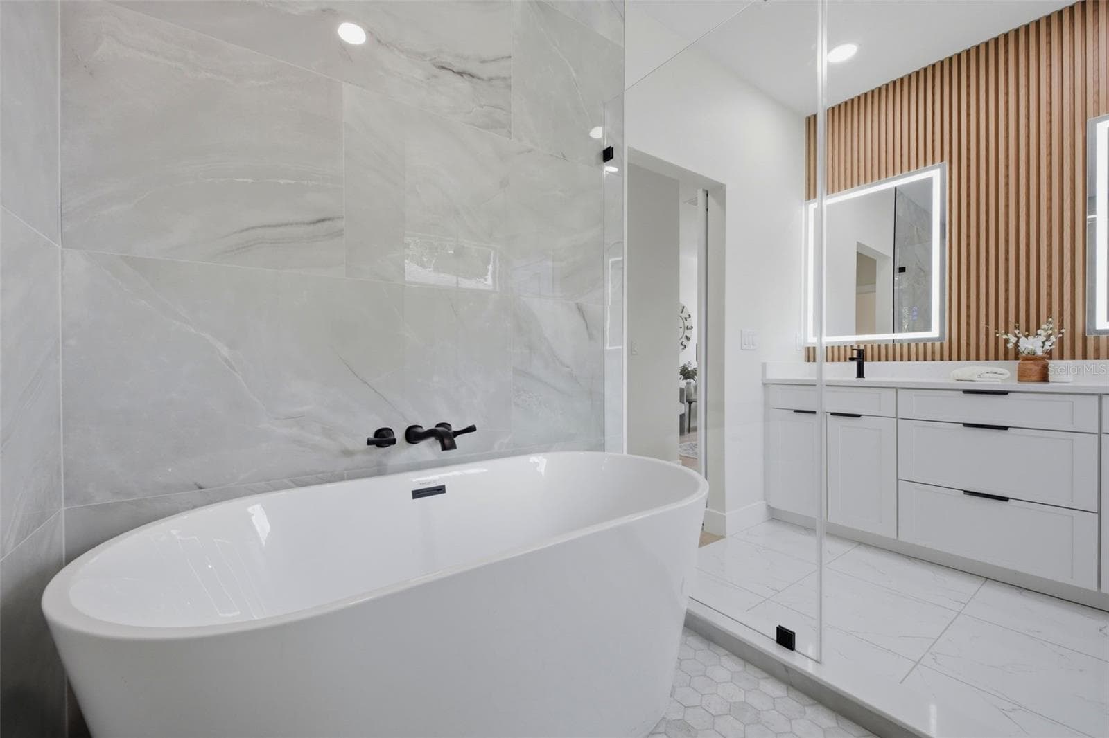 Show Room- garden tub. - 6805 S ELEMETA ST, TAMPA