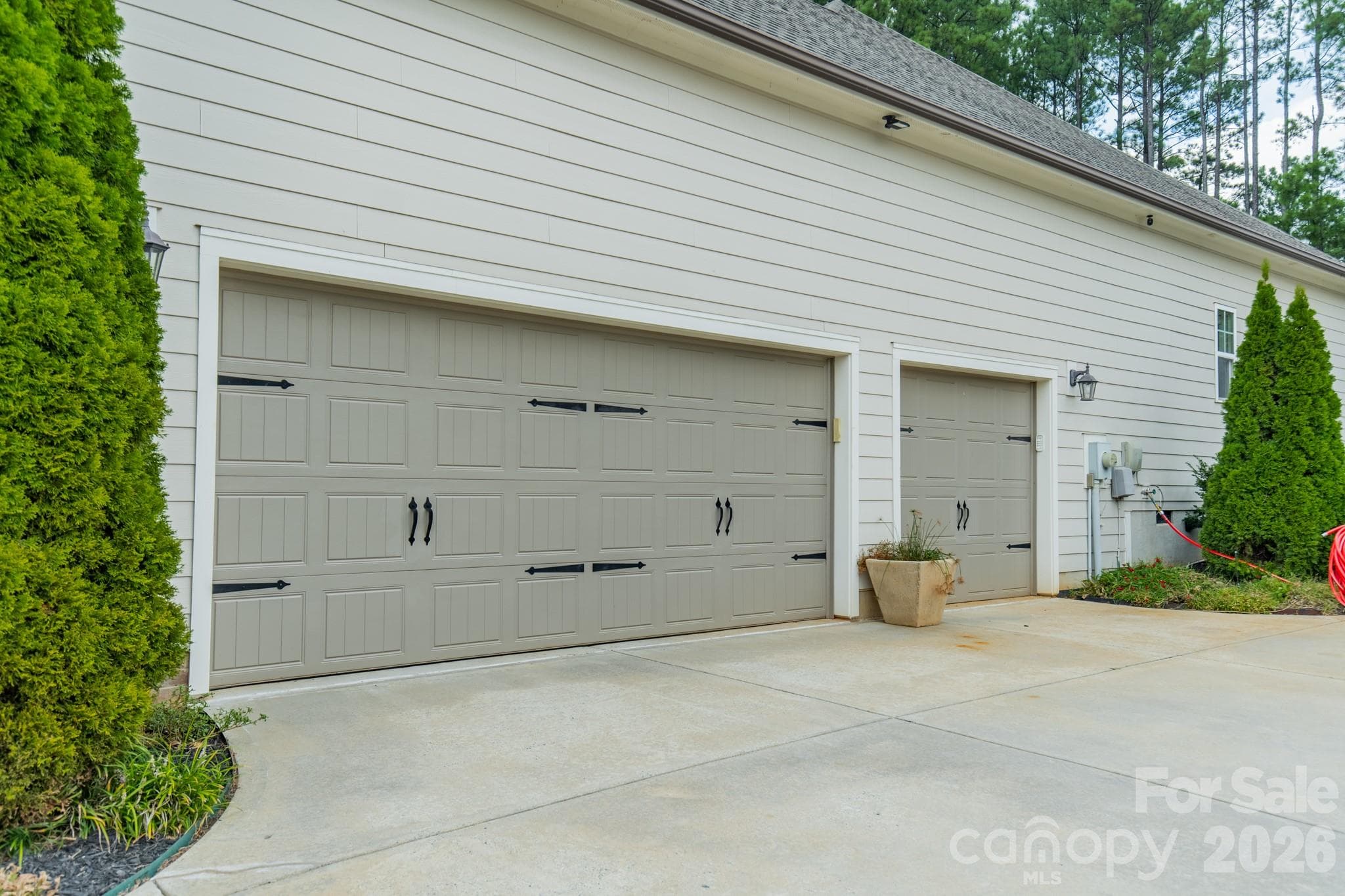 Single Family Residence at 317 Holdsworth Drive, Mount Holly, photo 11 of 48