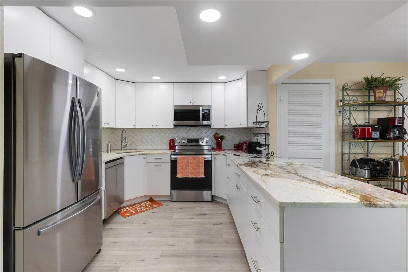 Island Kitchen - 112 ELMWOOD CIR #112, SEMINOLE
