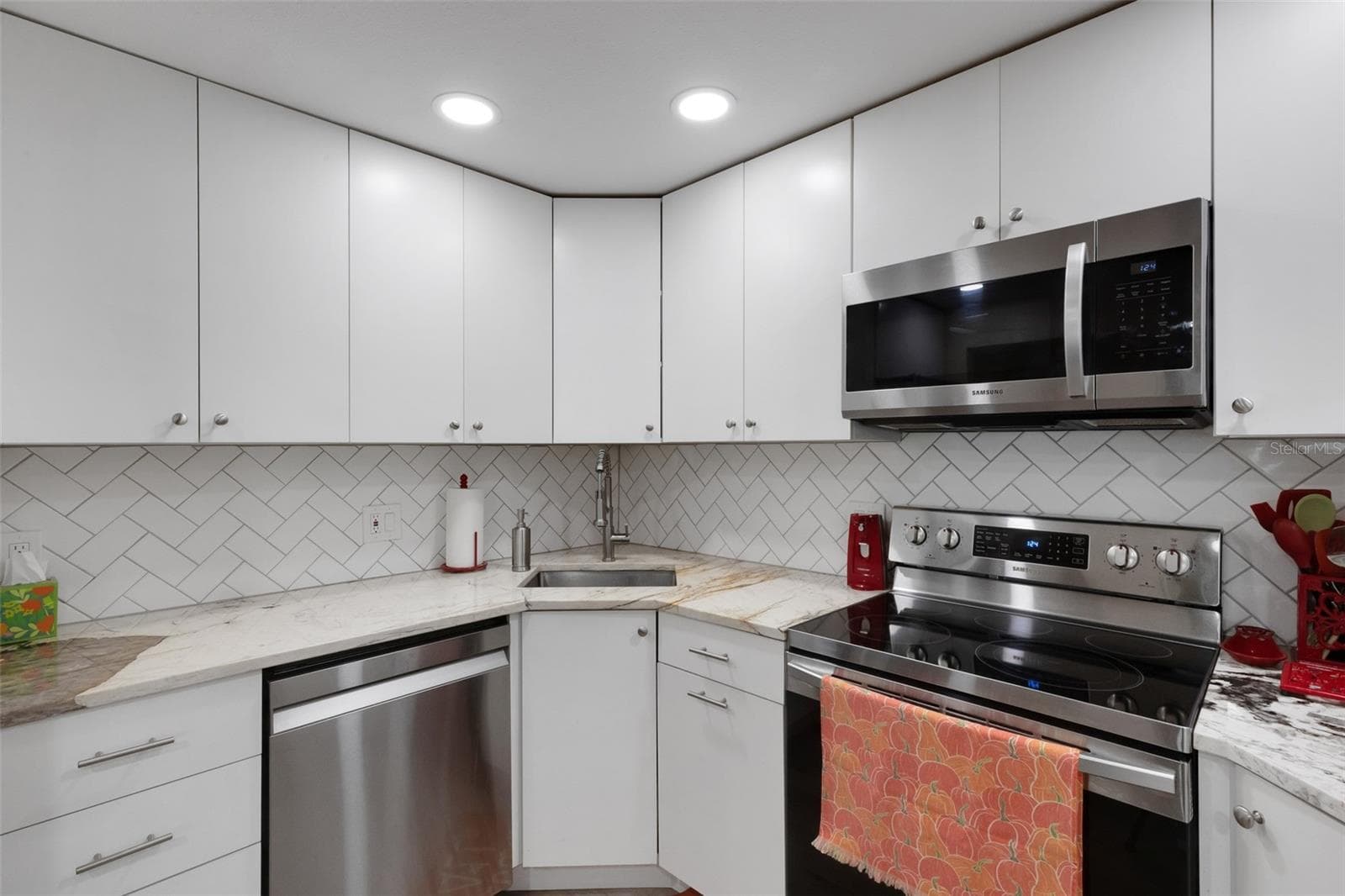 Island Kitchen - 112 ELMWOOD CIR #112, SEMINOLE