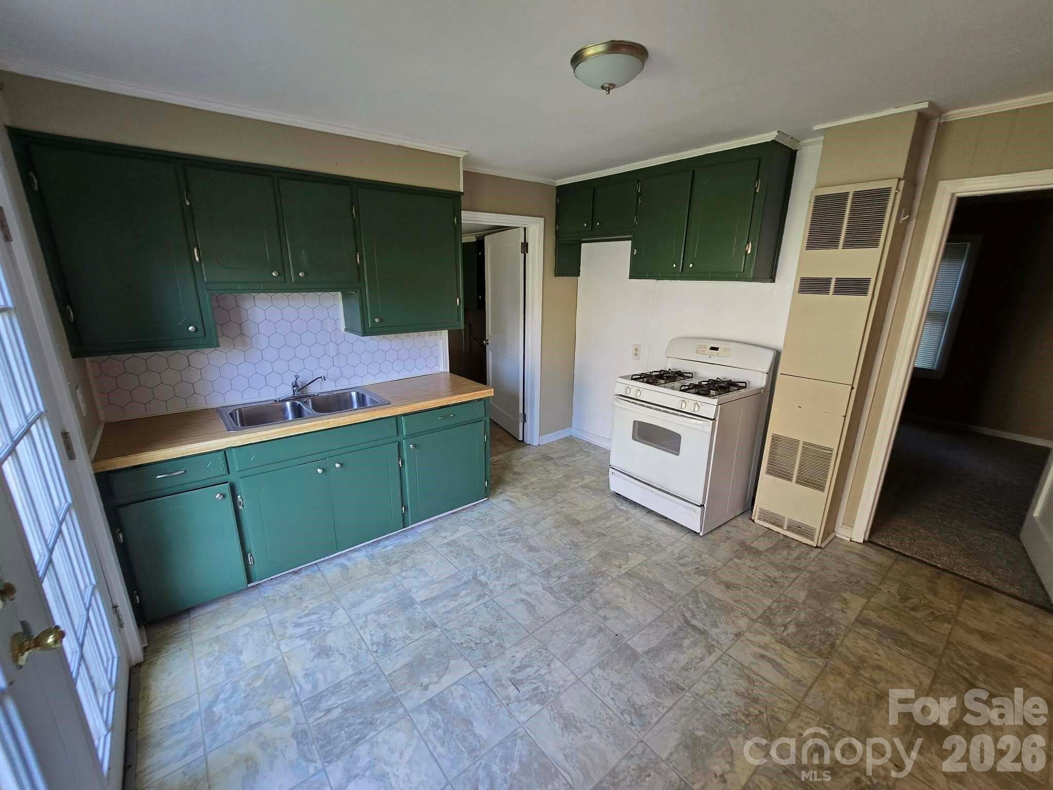 Single Family Residence at 1404 Rosewood Lane, Gastonia, photo 4 of 10