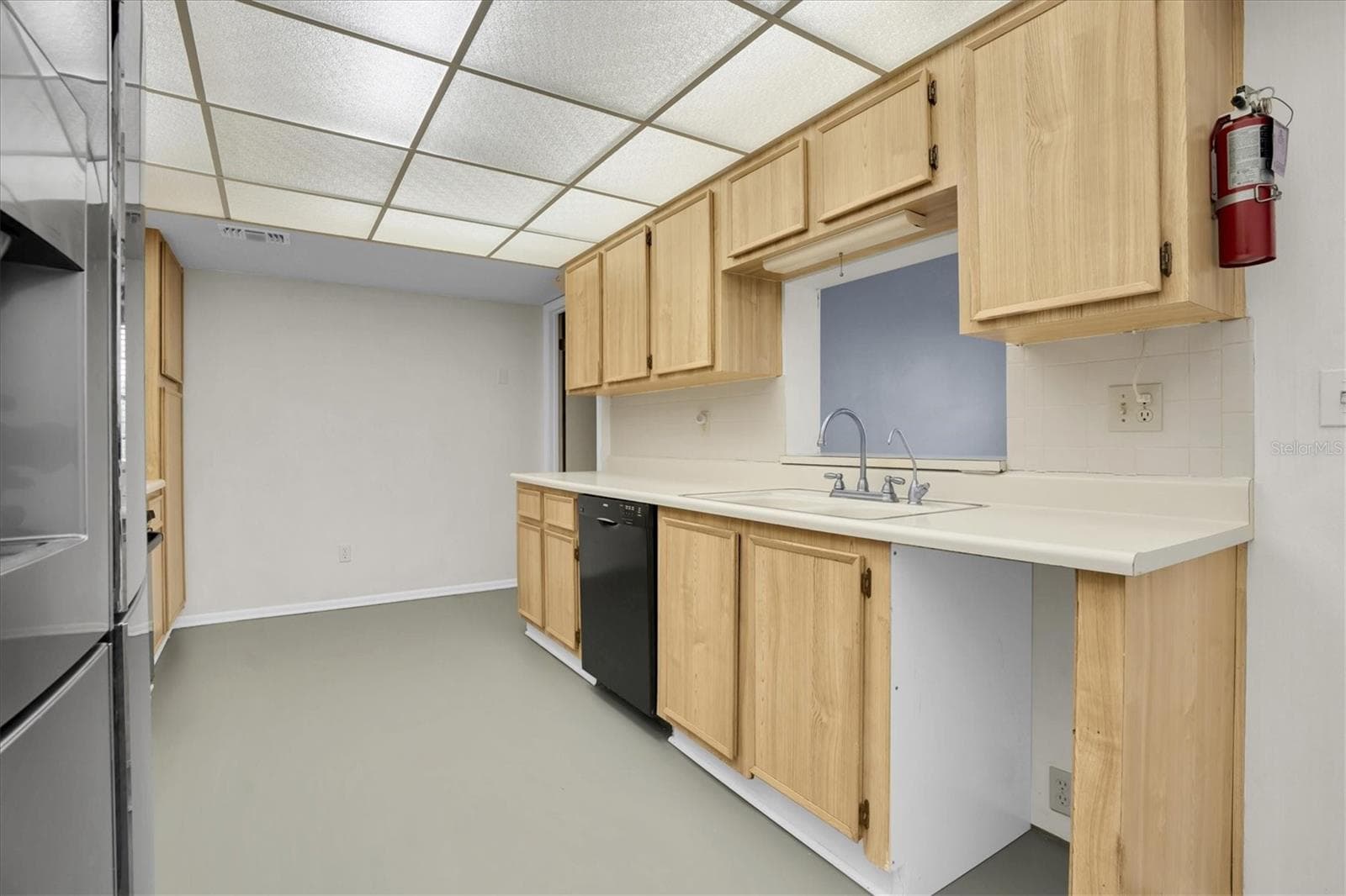 Kitchen area with pass through window looking into the family room/den area - 8198 TERRACE GARDEN DR #511, ST PETERSBURG