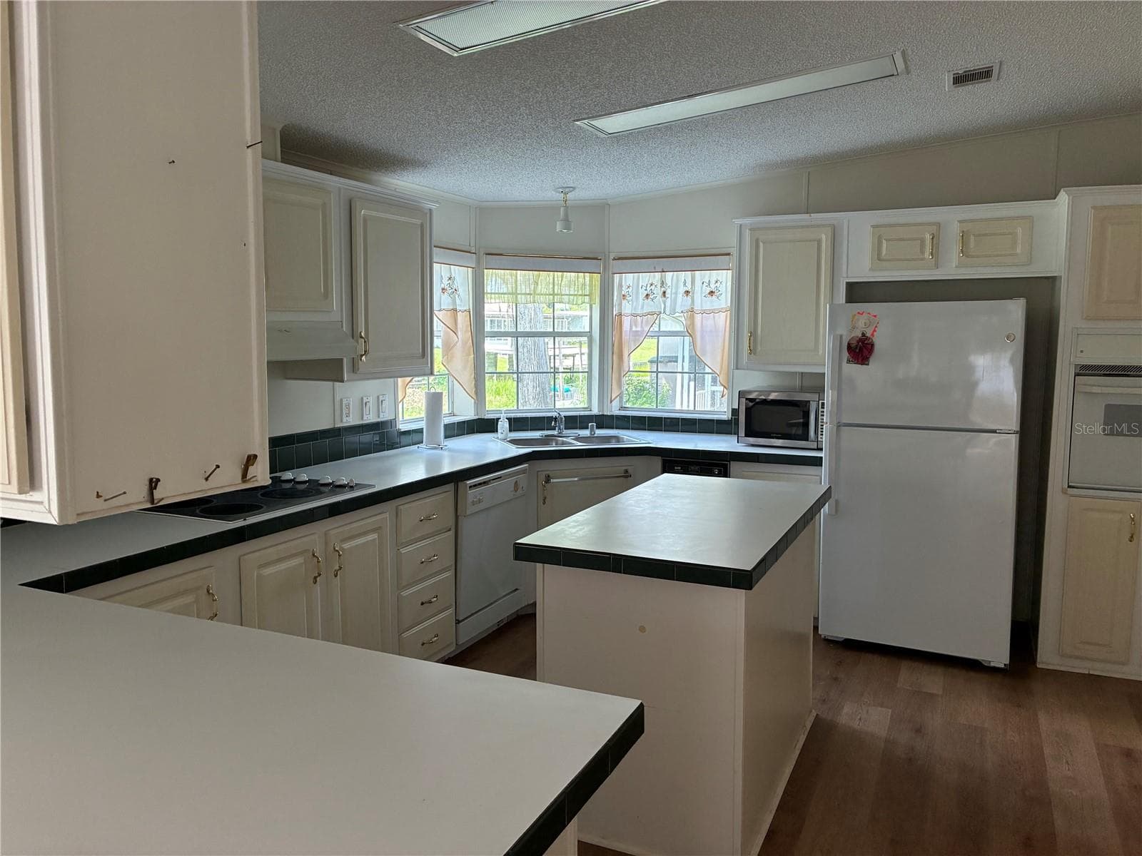 Manufactured Home at 457 NW 5TH RD, LAKE PANASOFFKEE, photo 11 of 17