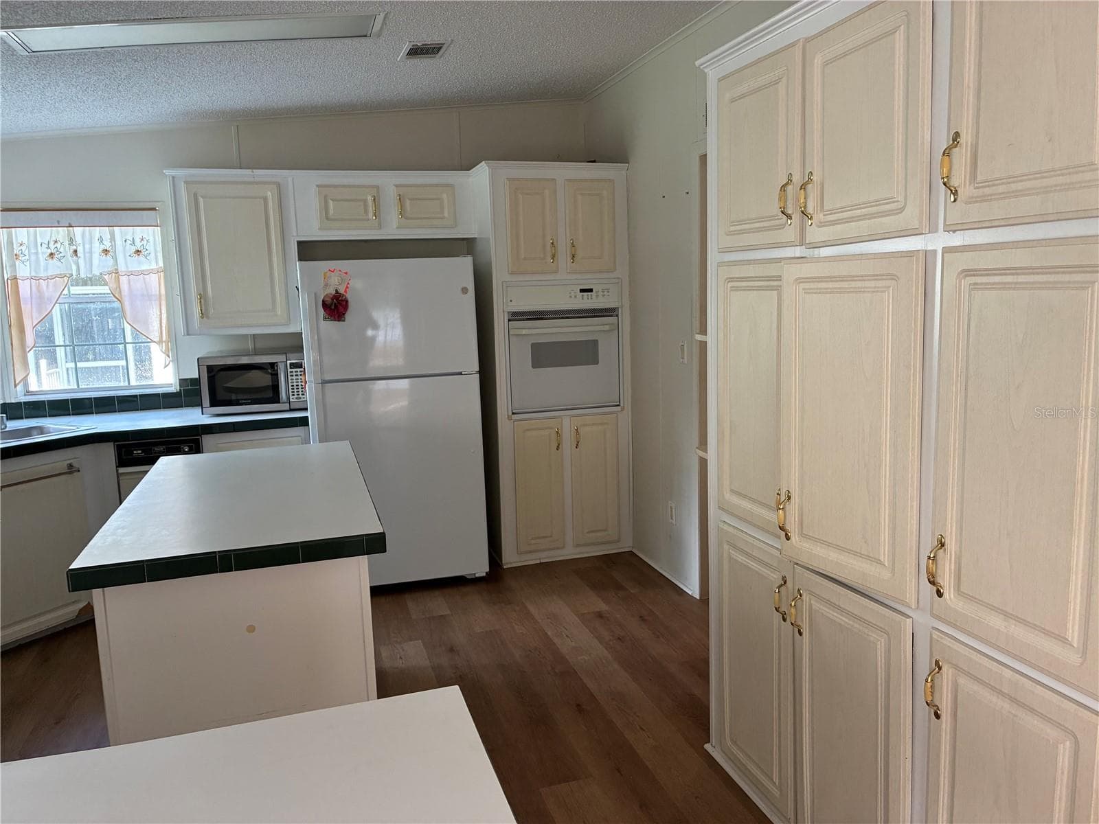 Manufactured Home at 457 NW 5TH RD, LAKE PANASOFFKEE, photo 12 of 17