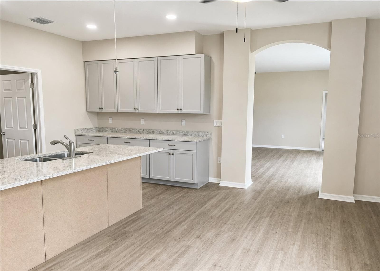 Single Family Residence at 411 SHANNON ESTATES CT, PLANT CITY, photo 6 of 17
