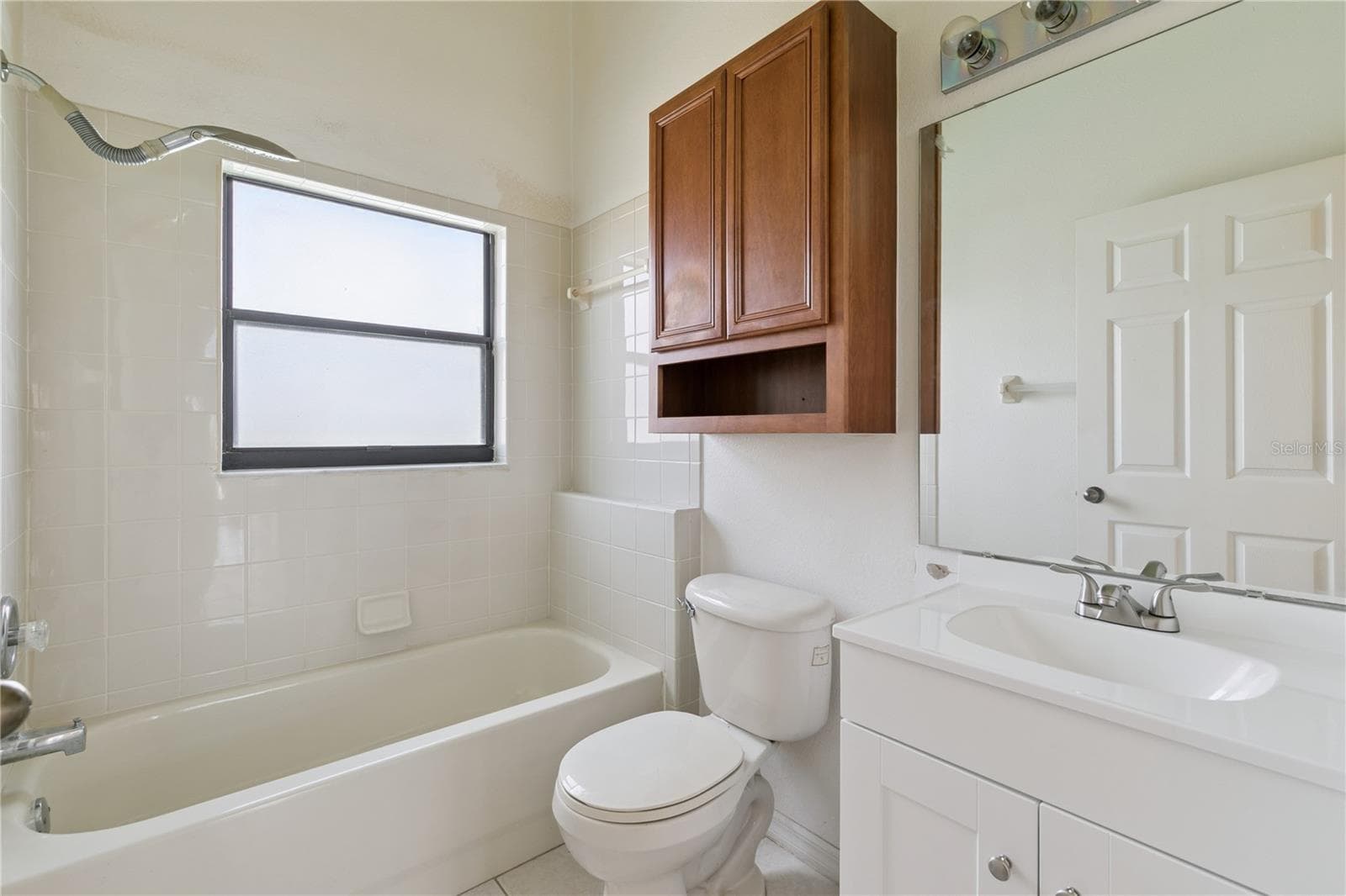 Common area bathroom - 509 HARDWOOD CIR, ORLANDO